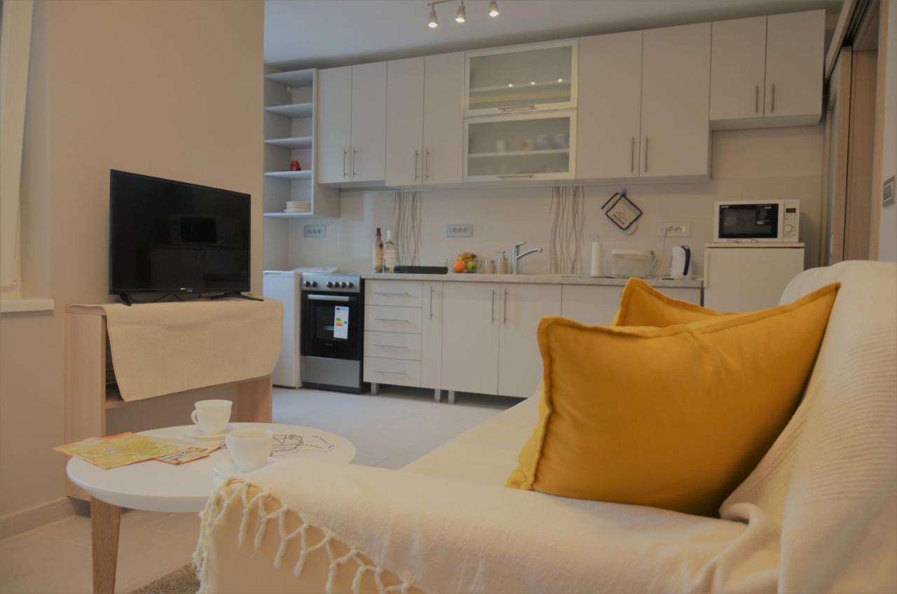 Spacious 2-Bedroom Apartment With Luxury Feel โนวีซาด ภายนอก รูปภาพ